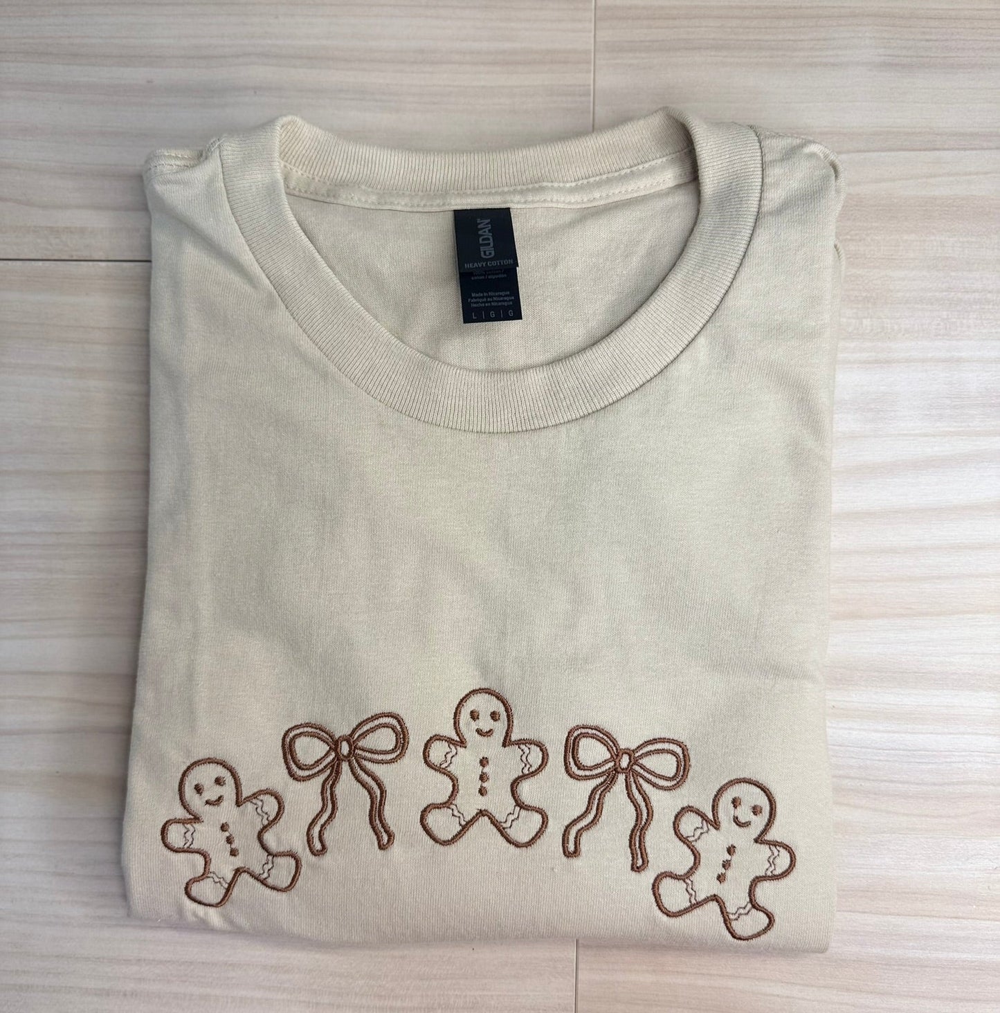 Gingerbread men with bows