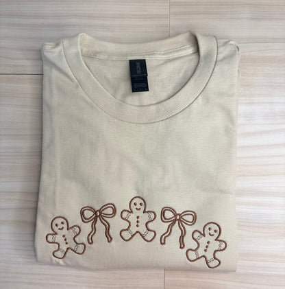 Gingerbread men with bows